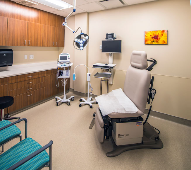 UCHealth Orchards Medical Clinic Infusion Architects   UC Health Exam Room 